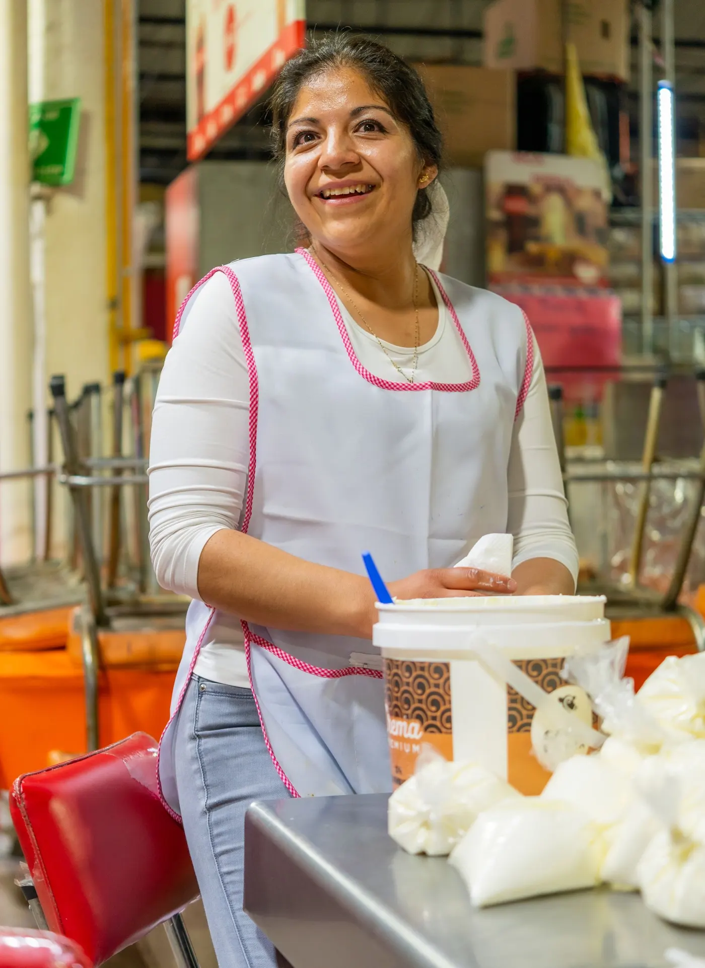 Dueña de negocio sonriendo en su cocina